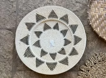 PLATO BLANCO Y NEGRO RATTAN grande