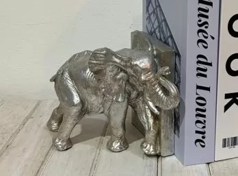 ELEFANTE sujeta libros