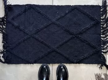 Alfombra costado cama